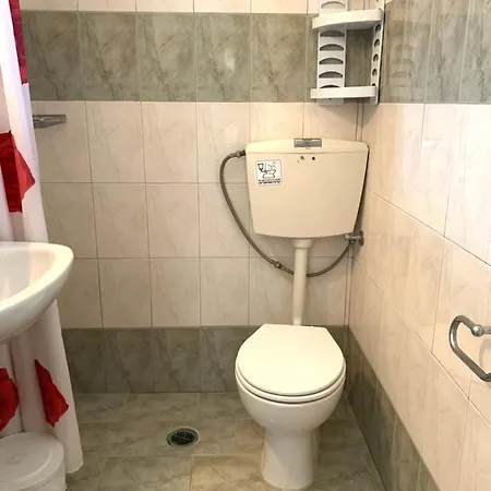 Prombona Petrino Spiti * Piso Livadi